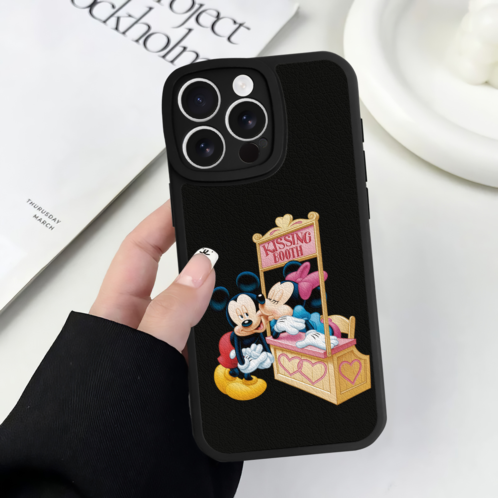 （画像用） ミッキーマウス Mickey Mouse 【iPhone 16シリーズ対応】シリコンスマホケース（レザー調） 材質：シリコン